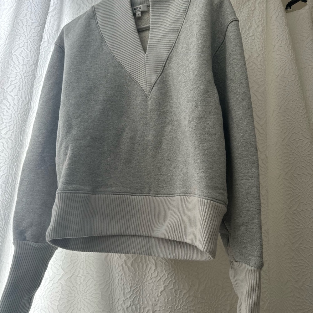 Agolde Gray V-Neck Sweater with Cropped Length and Soft Fabric